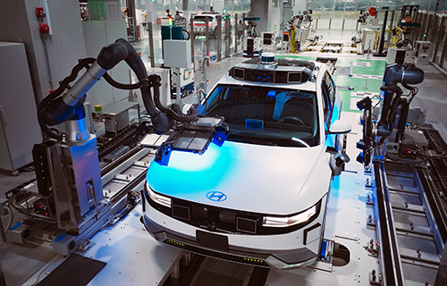 Robots assemble a Hyundai IONIQ 5