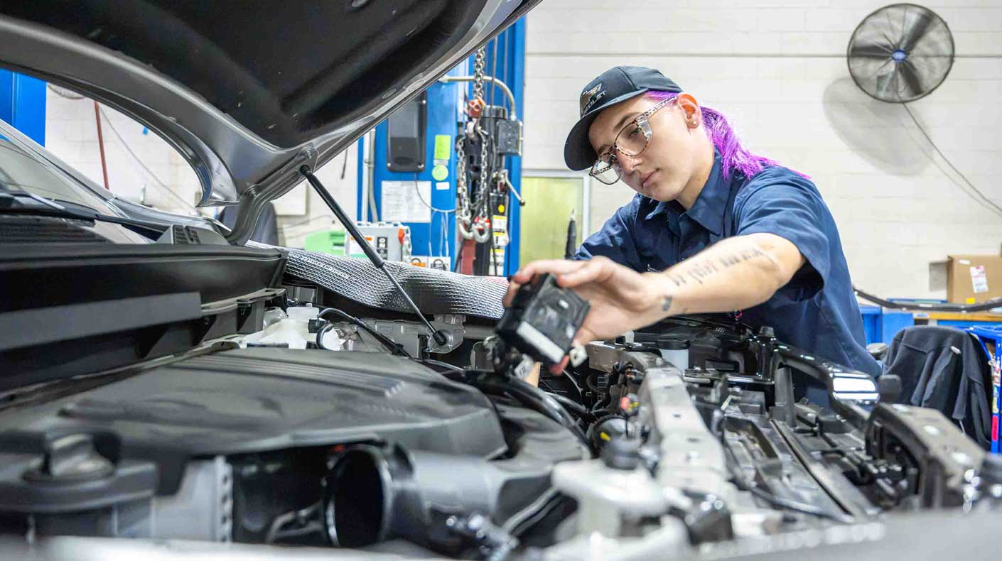 An image of a GM auto technician.