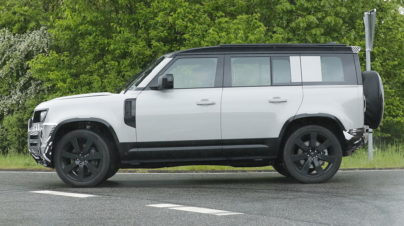 Spy Shot of the Land Rover Defender