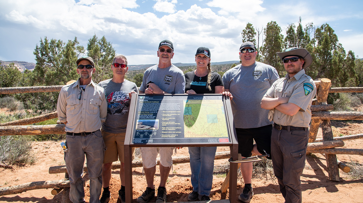 A group of volunteers posing for a photo after a volunteer project at Easter Jeep Safari.